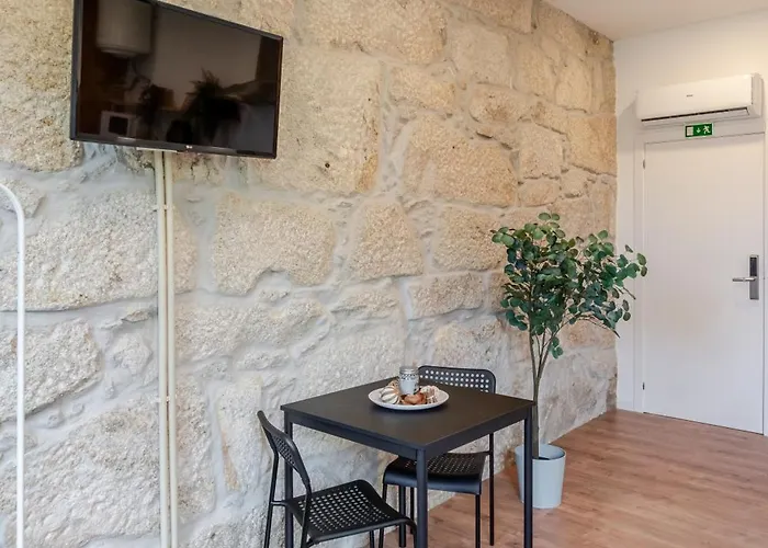 Hostwise - Stylish Sunny Flats