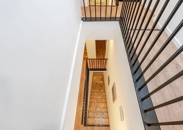 Hostwise - Stylish Sunny Flats