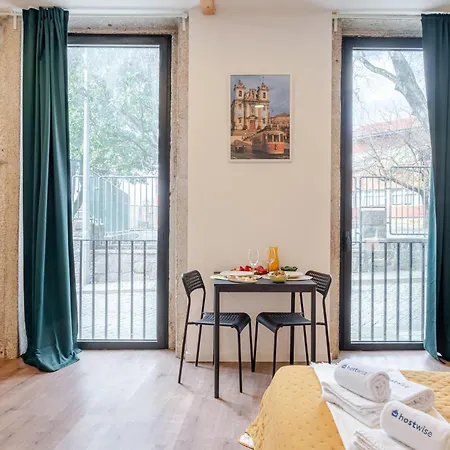 Hostwise - Stylish Sunny Flats Apartment