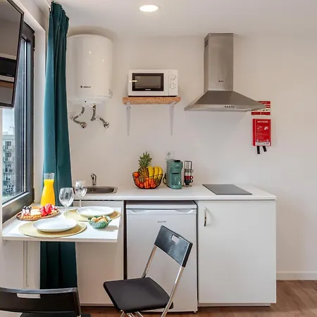 Hostwise - Stylish Sunny Flats Apartment