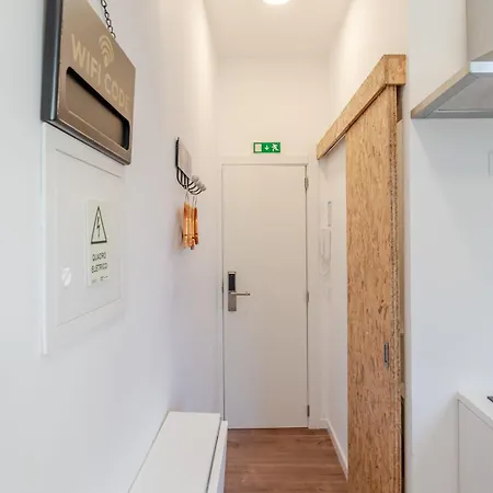 Hostwise - Stylish Sunny Flats