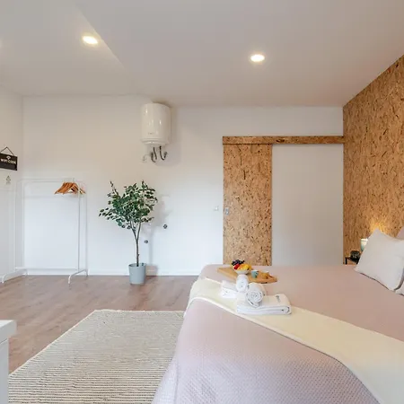 Hostwise - Stylish Sunny Flats