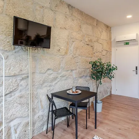 Hostwise - Stylish Sunny Flats