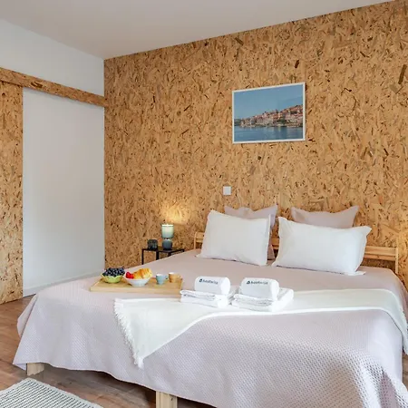 Hostwise - Stylish Sunny Flats