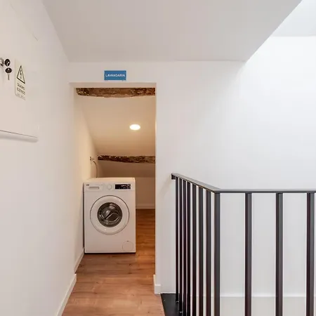 Hostwise - Stylish Sunny Flats Apartment