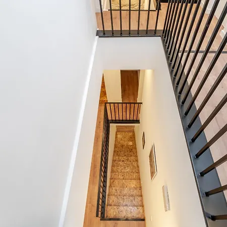 Hostwise - Stylish Sunny Flats