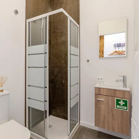 Hostwise - Stylish Sunny Flats Apartament *