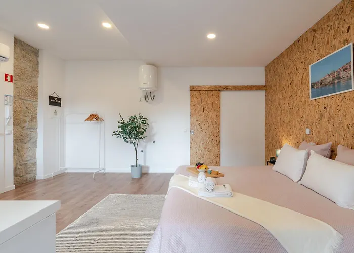 Hostwise - Stylish Sunny Flats