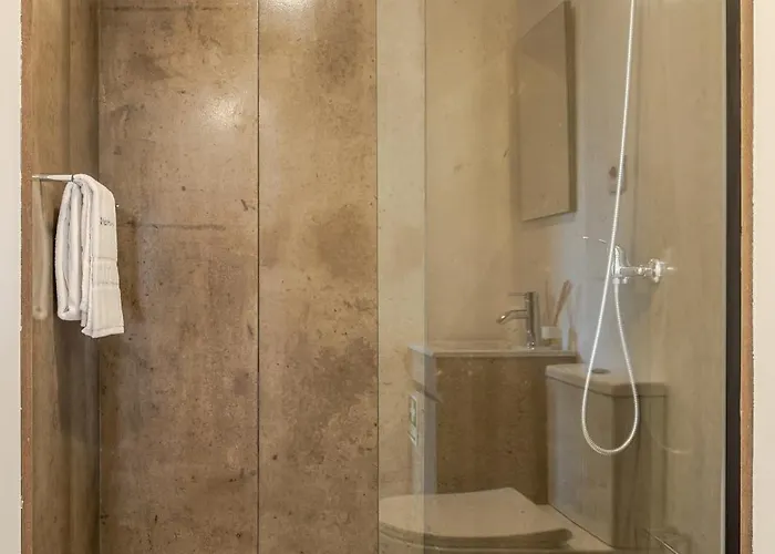 Hostwise - Stylish Sunny Flats Порту