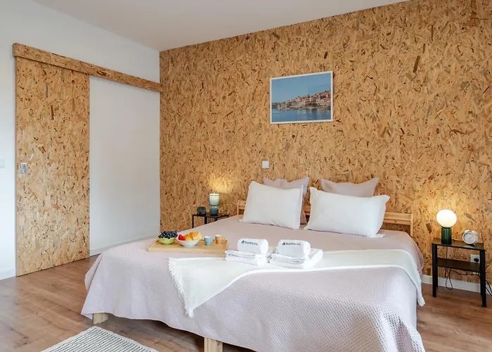 Hostwise - Stylish Sunny Flats