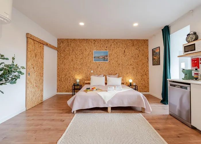 Hostwise - Stylish Sunny Flats