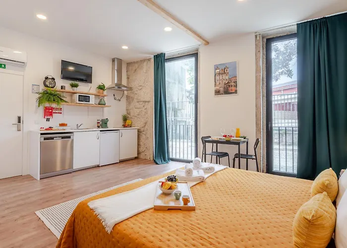 Hostwise - Stylish Sunny Flats Apartment