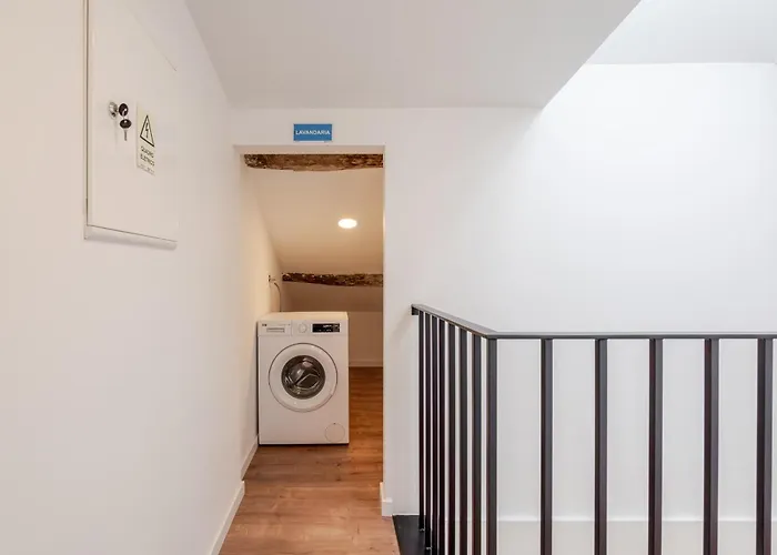 Hostwise - Stylish Sunny Flats Apartment