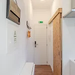 Hostwise - Stylish Sunny Flats