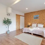 Hostwise - Stylish Sunny Flats *